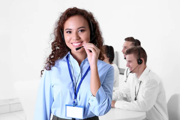 Jonge Vrouwelijke Technische Ondersteuning Dispatcher Werken Functie Close — Stockfoto