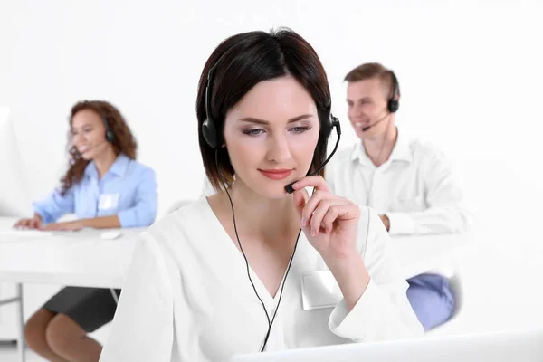 Jeune Femme Répartitrice Soutien Technique Travaillant Dans Bureau Gros Plan — Photo