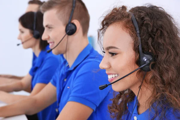 Freundliches Team Von Fahrdienstleitern Für Technische Unterstützung Büro — Stockfoto