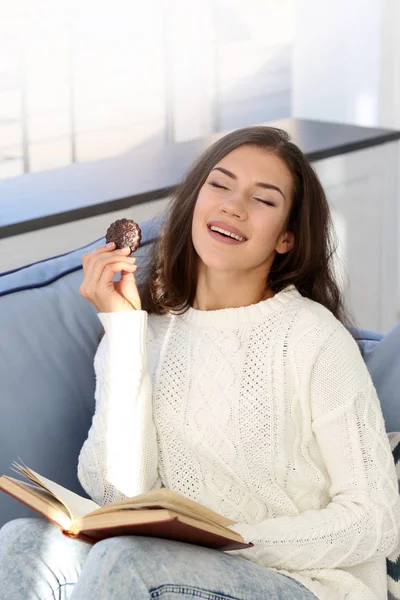 Mujer comiendo sabrosa galleta — Foto de Stock