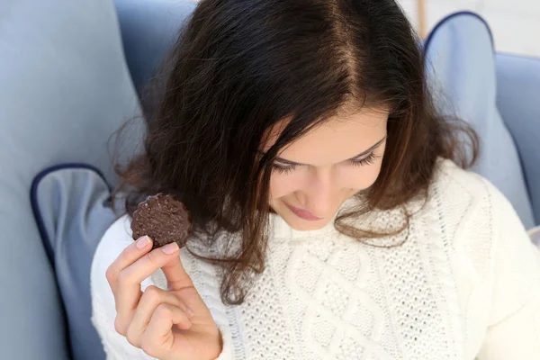 Женщина ест вкусное печенье — стоковое фото