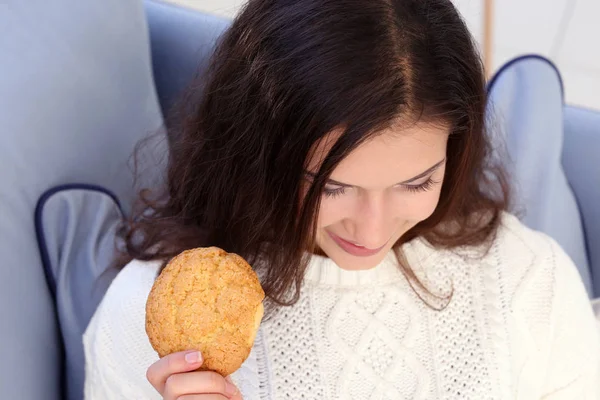 Mujer comiendo sabrosa galleta — Foto de Stock