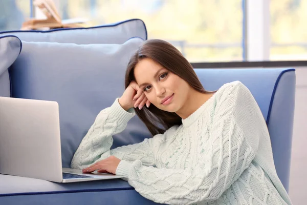 Frau arbeitet am Laptop — Stockfoto