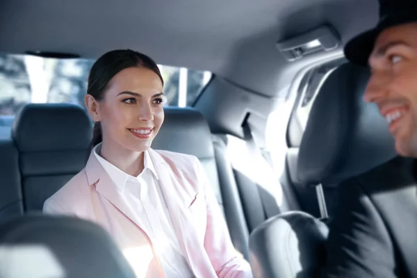 Businesswoman equitazione auto — Foto Stock