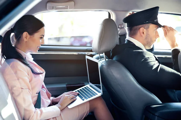 Zakenvrouw Met Laptop Rijden Van Een Auto Met Chauffeur — Stockfoto