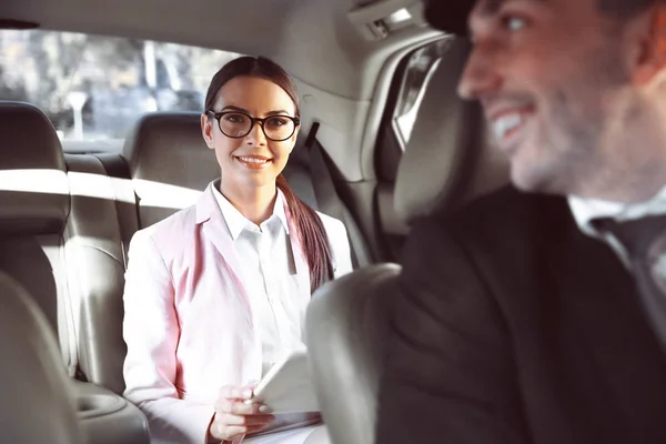 Businesswoman equitazione auto — Foto Stock