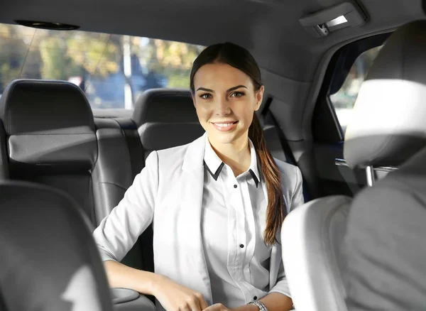 Affärskvinna Ridning Bil Med Chaufför — Stockfoto