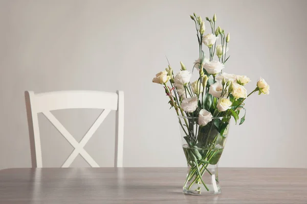 Boeket van mooie bloemen — Stockfoto