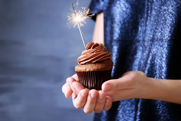 Γυναίκα εκμετάλλευση νόστιμο cupcake — Φωτογραφία Αρχείου