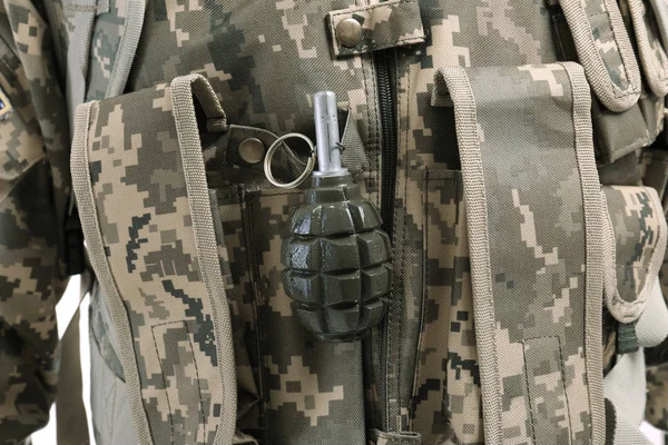 Soldat med fragmentering granat — Stockfoto