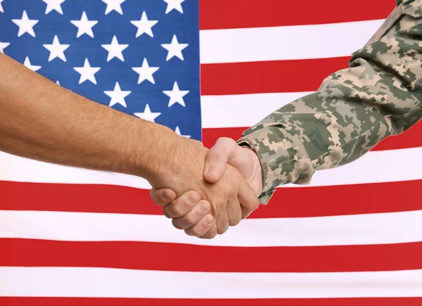Soldat et civil serrant la main — Photo