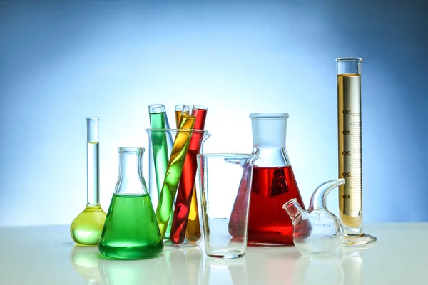 Frascos e tubos de ensaio químicos — Fotografia de Stock