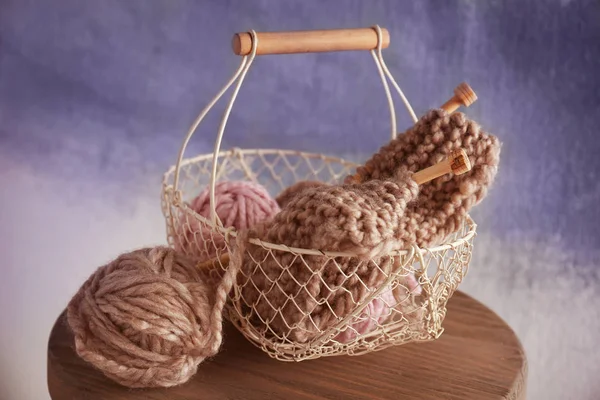 Вязание пряжи на маленьком стуле — стоковое фото