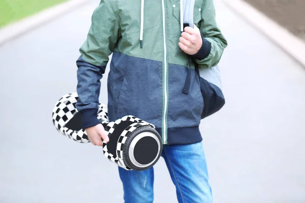 Мальчик-подросток с ховербордом — стоковое фото
