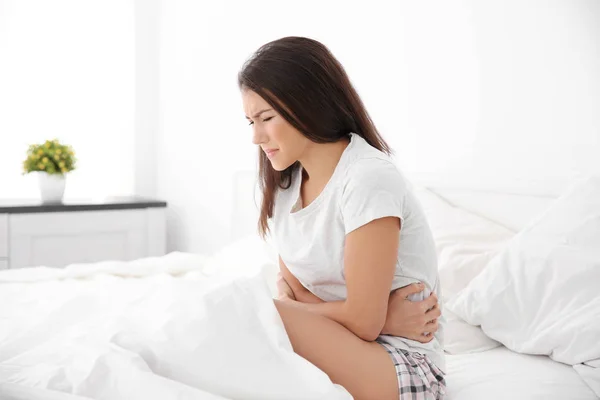 Junge Frau Mit Bauchschmerzen Bett — Stockfoto