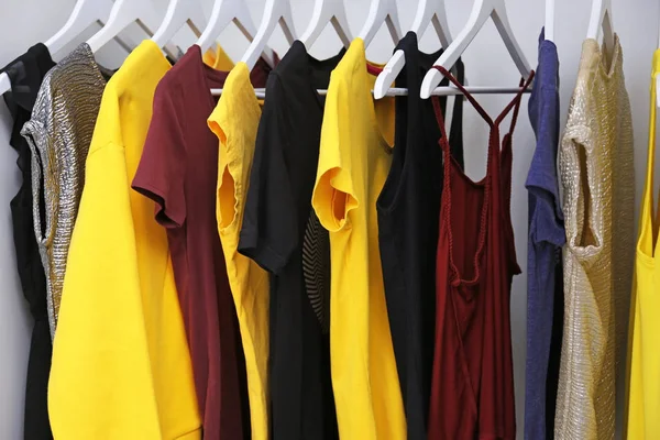 Coleção de roupas penduradas — Fotografia de Stock