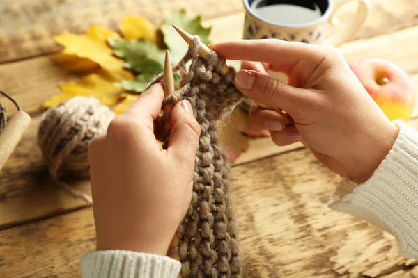 女性編みスカーフ — ストック写真