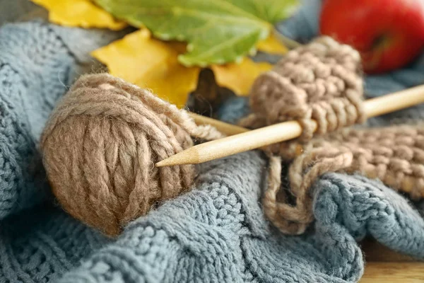 Wolle stricken auf dem Tisch — Stockfoto