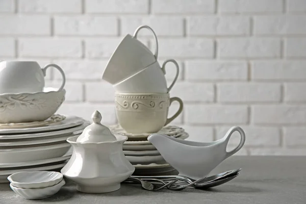 Naczynia stołowe porcelanowe na stole — Zdjęcie stockowe