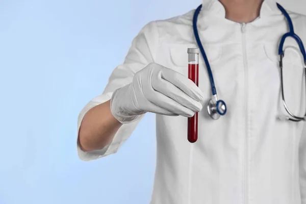 Arzt hält Blut im Reagenzglas — Stockfoto