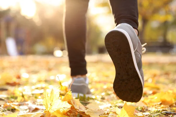 Los pies del hombre corriendo en el parque —  Fotos de Stock