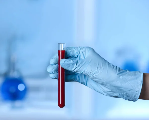 Hand holding test tube — Stock Photo, Image