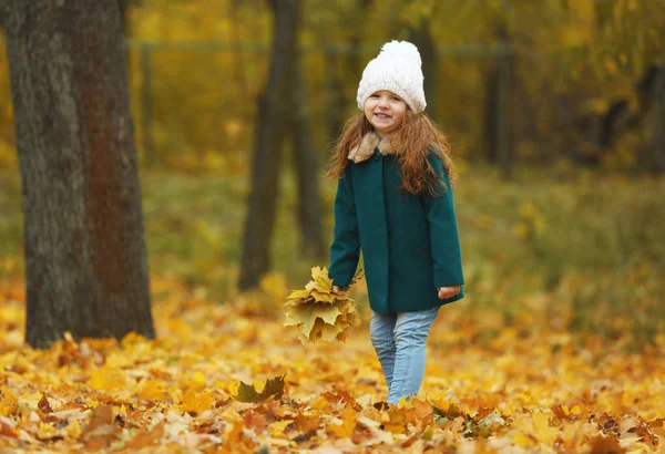 Mädchen mit einem Strauß gelber Blätter — Stockfoto