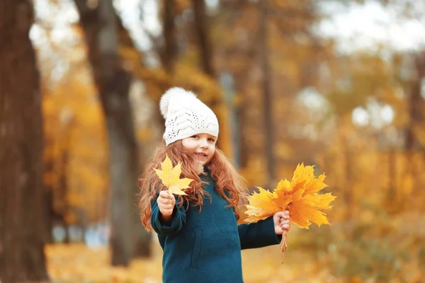Mädchen mit Blätterstrauß — Stockfoto