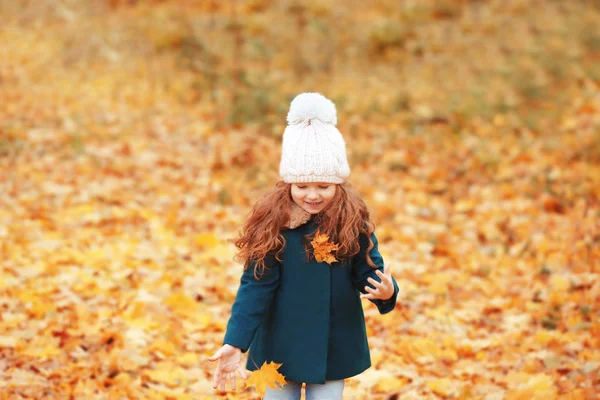 Mädchen im Herbstpark — Stockfoto