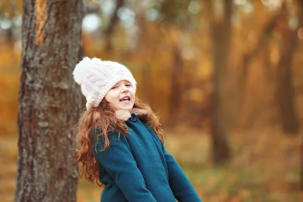 Mädchen im Herbstpark — Stockfoto