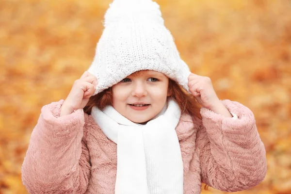 Porträt Eines Lustigen Kleinen Mädchens Freien — Stockfoto