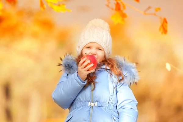 Petite Fille Mignonne Avec Pomme Plein Air — Photo