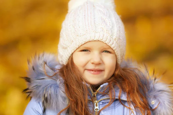 Schattig klein meisje — Stockfoto