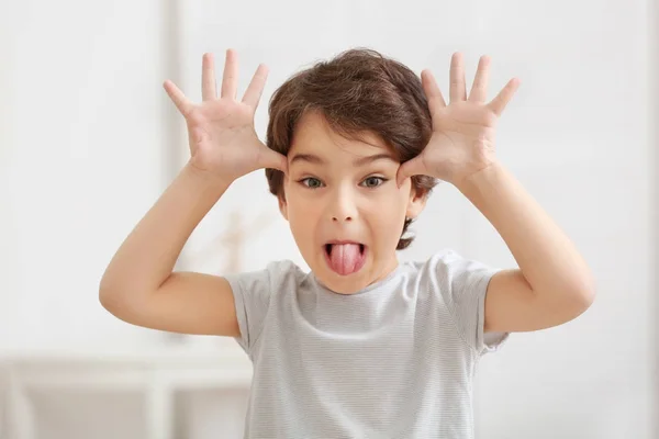 Χαριτωμένο συναισθηματική μικρό αγόρι σε ελαφρά θολή φόντο — Φωτογραφία Αρχείου
