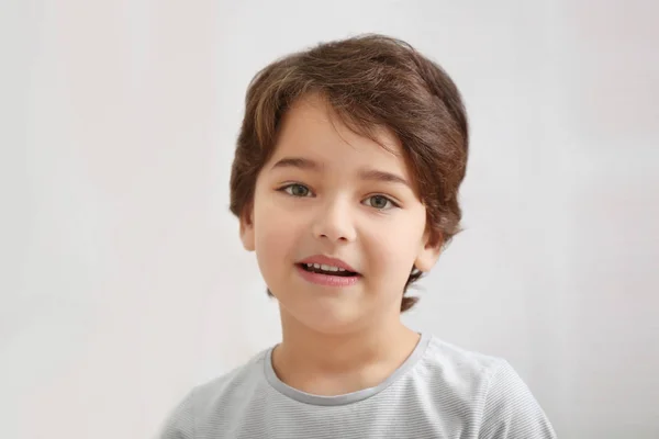 Bonito emocional pequeno menino no luz desfocado fundo — Fotografia de Stock