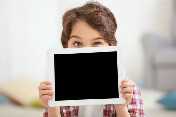 Lindo niño emocional con la tableta en el fondo borroso luz — Foto de Stock