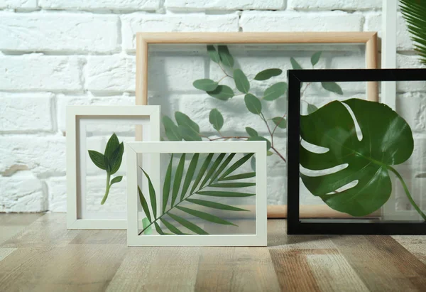 Rahmen mit grünen Blättern — Stockfoto