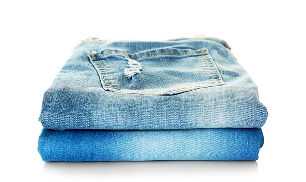 Stapel Blue Jeans Witte Achtergrond — Stockfoto