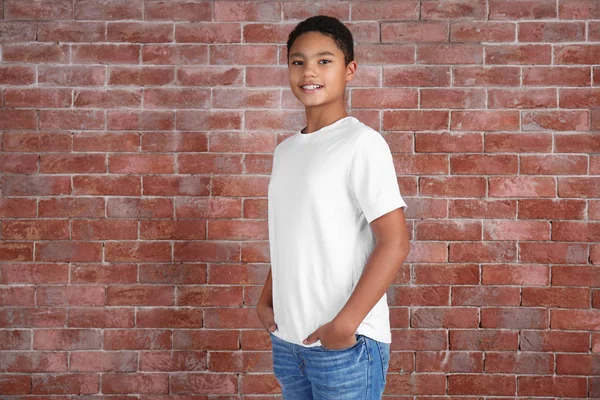 African American boy i tomma t-shirt — Stockfoto