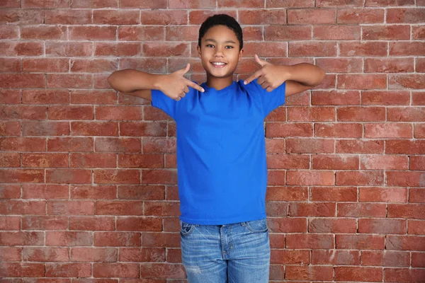 Afro-Amerikan çocuk boş t-shirt — Stok fotoğraf