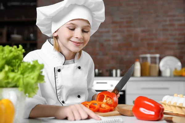 Lány a konyhában főzés — Stock Fotó