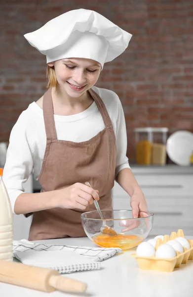 Menina cozinhar na cozinha — Fotografia de Stock