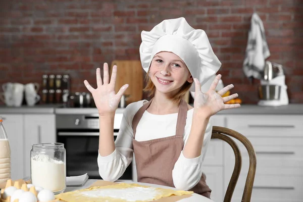 Gadis memasak di dapur — Stok Foto