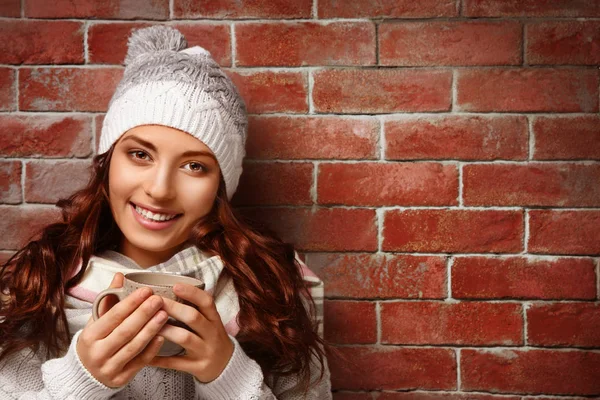 Hermosa Mujer Joven Con Taza Café Caliente Pie Cerca Pared —  Fotos de Stock