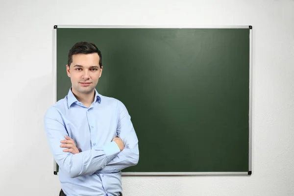 Bonito jovem professor — Fotografia de Stock