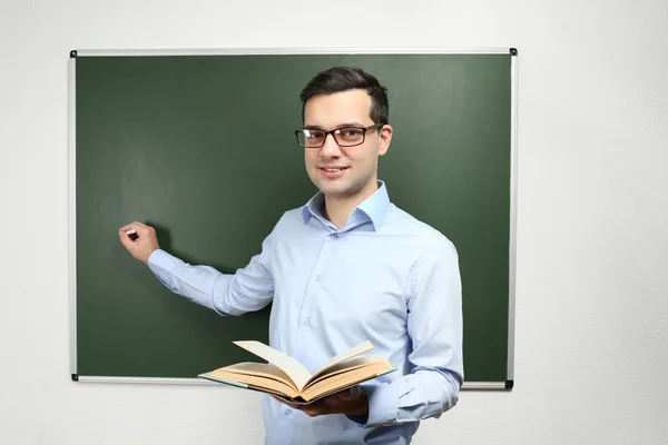 Yakışıklı genç öğretmen — Stok fotoğraf