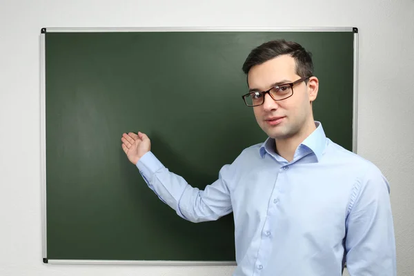 Bonito jovem professor — Fotografia de Stock