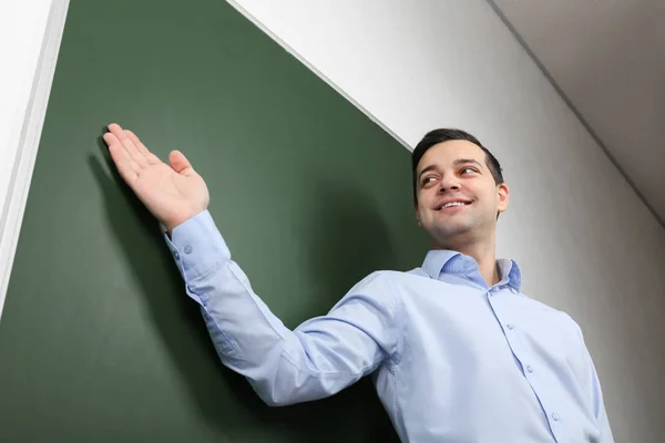 Schöner junger Lehrer — Stockfoto