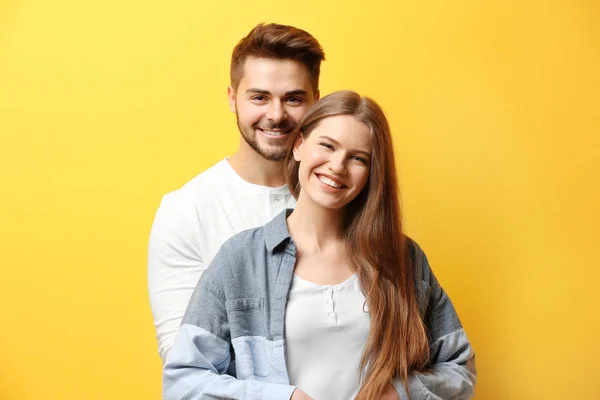 Bonito jovem casal — Fotografia de Stock