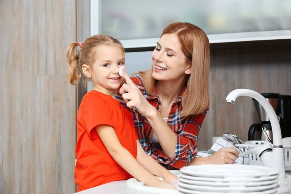 Niña y su madre — Foto de Stock